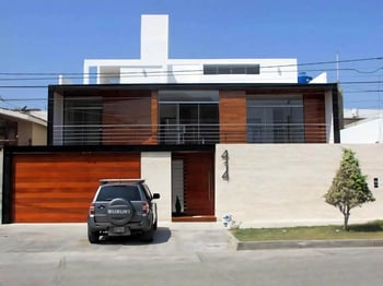 Fachada de casa con acabados modernos, Chiclayo